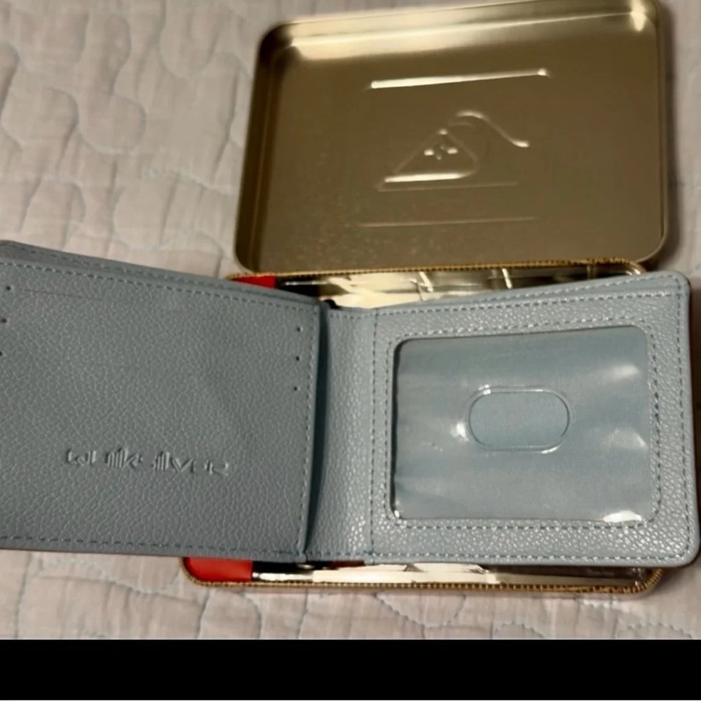 Men’s Quicksilver bi-fold wallet w/metal storage tin, brown/blue, NWT. - Picture 7 of 10